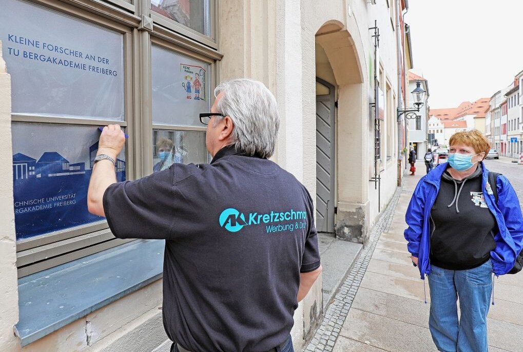 Perfekt bringt Andreas Kretzschmar die Folien auf die Fenster. Koordinatorin Kathrin Häußler freut das. Foto: Wieland Josch