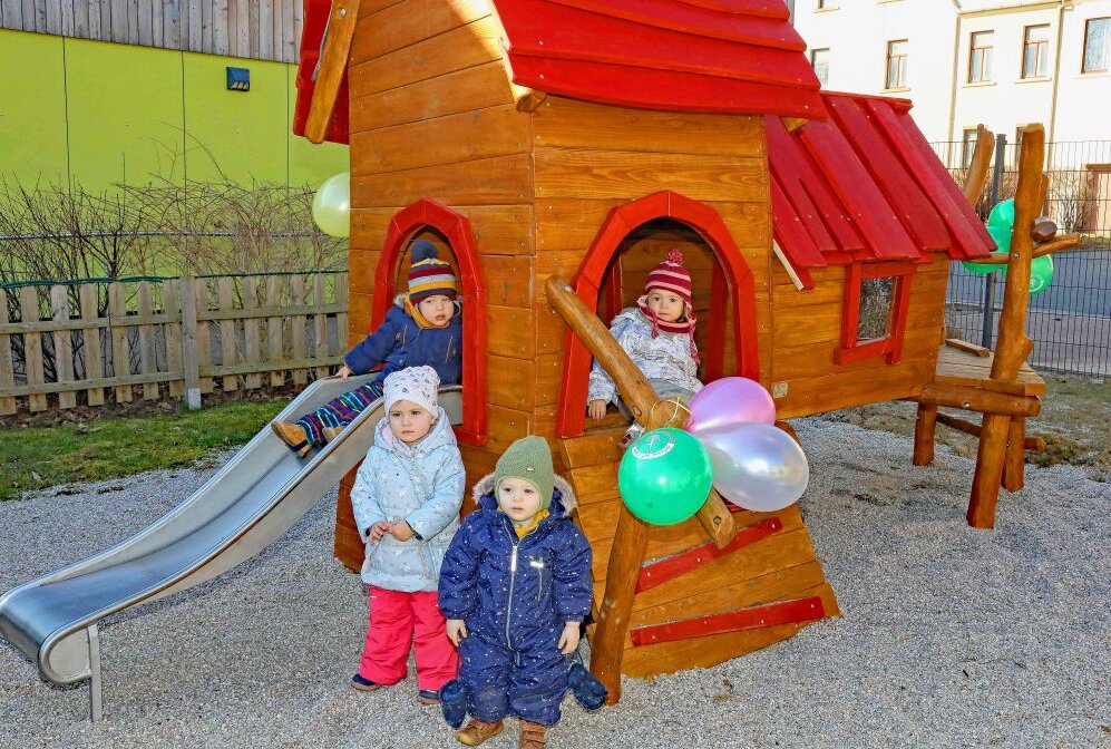 Neues Spielhaus für Minis der Crimmitschauer "Kinderoase" - Maxi, Jona, Nathanael, Erna (von links) und ihre Freunde aus der Krippen-Gruppe nehmen ihr neues Spielhaus in Besitz.Foto: Thomas Michel