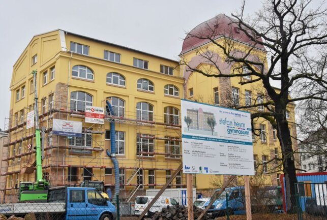 Derzeit wird noch gebaut, aber im Sommer sollen die ersten Schüler im neuen Gymnasium an der Seumestraße begrüßt werden. Foto: Steffi Hofmann