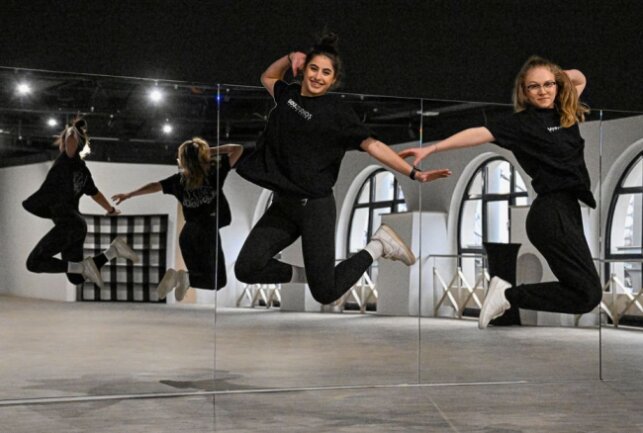 Neues Tanzstudio: Tanzen für Körper und Seele - Batul Al Aidi und Trixi Kind (v.l.) beim Probetanz. Foto: Andreas Seidel