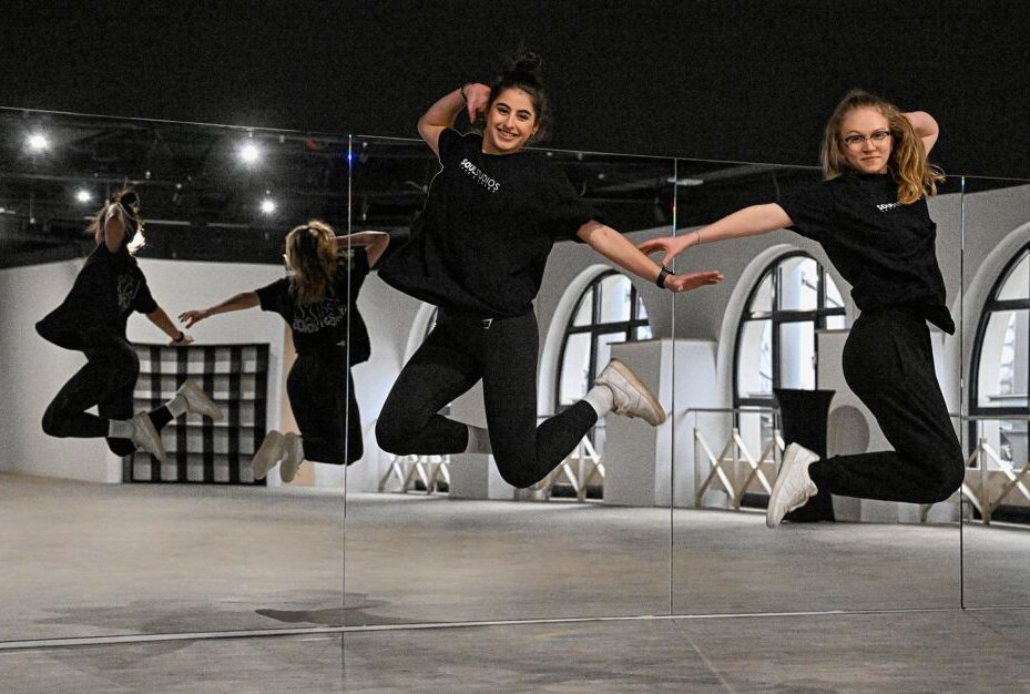 Neues Tanzstudio: Tanzen für Körper und Seele - Batul Al Aidi und Trixi Kind (v.l.) beim Probetanz. Foto: Andreas Seidel
