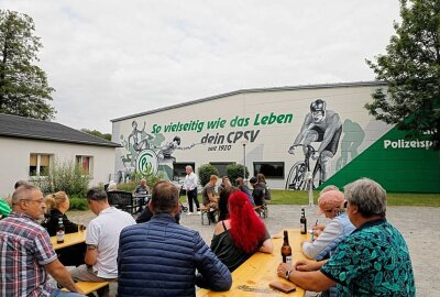 Neues Wandbild für den Polizeisportverein - Neuer Anstrich für den Polizeisportverein. Die Künstler von Rebelart haben sich auf der Sporthalle des Polizeisportvereins Chemnitz verewigt. Foto: Jan Haertel/ ChemPic