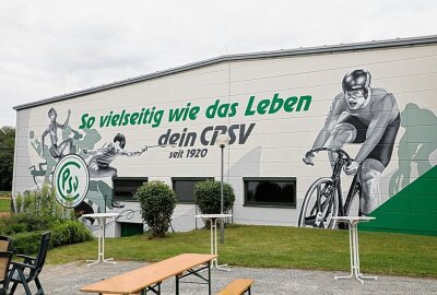 Neues Wandbild für den Polizeisportverein - Neuer Anstrich für den Polizeisportverein. Die Künstler von Rebelart haben sich auf der Sporthalle des Polizeisportvereins Chemnitz verewigt. Foto: Jan Haertel/ ChemPic