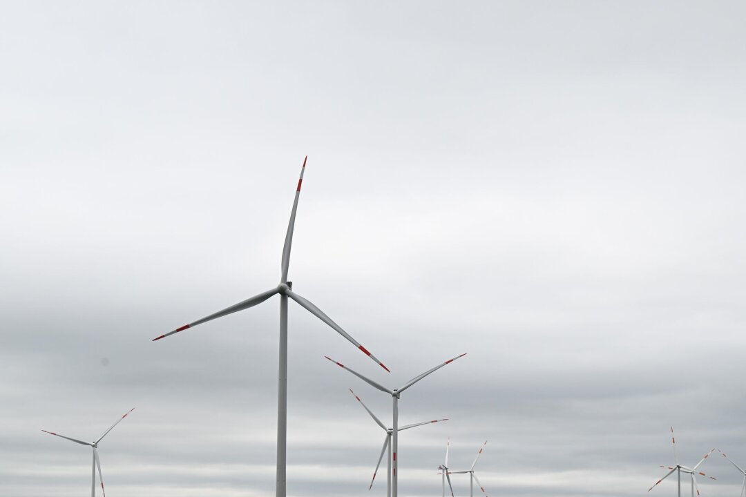 Neues Windrad in Mittelsachsen soll 4600 Haushalte versorgen - Bei starkem Wind und wolkenverhangenem Himmel drehen sich Windräder zur Stromerzeugung.