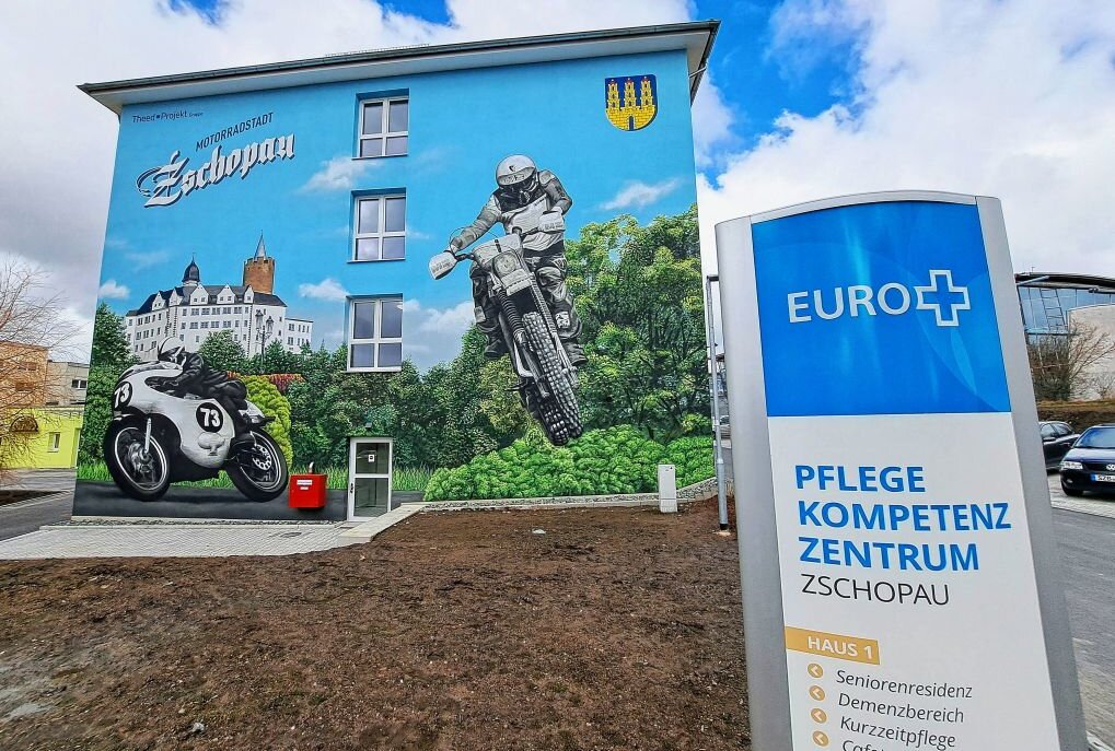 Neues Zschopauer Pflegeheim beeindruckt mit seiner Optik - Ein riesiges Kunstwerk zeigt einen Geländefahrer und einen Motoradrennfahrer, mit dem auf Zschopaus Tradition angespielt wird. Foto: Andreas Bauer