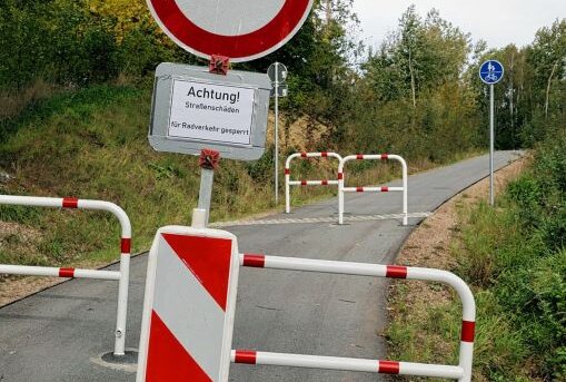 Neugebauter Radweg nach 14 Monaten gesperrt - Sperrscheibe verbietet die Durchfahrt für Radfahrer. Foto: Andreas Kretschel