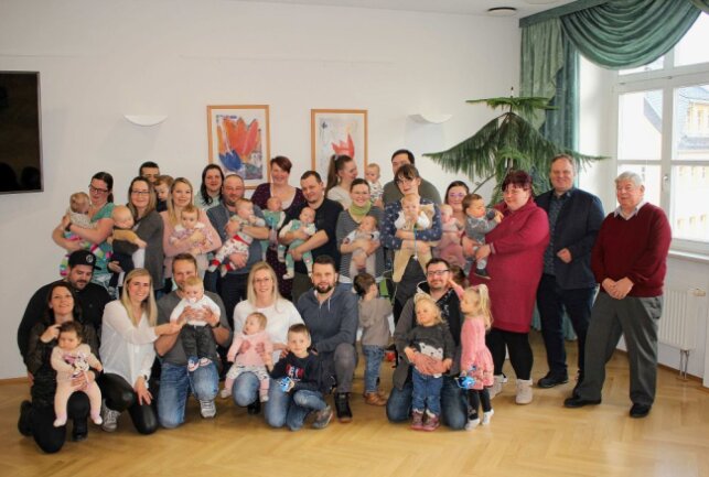 Neugeborenenempfang: Brand-Erbisdorf begrüßt seine Babys - Eine gelungene Veranstaltung: die Freude der Teilnehmer ist ersichtlich. Foto: Renate Fischer