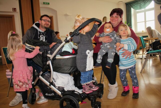 Neugeborenenempfang: Brand-Erbisdorf begrüßt seine Babys - Die größte der anwesenden Familien mit vier Kindern. Foto: Renate Fischer