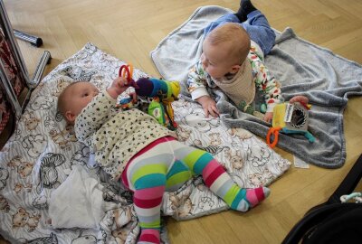 Neugeborenenempfang: Brand-Erbisdorf begrüßt seine Babys - Die Babys schlossen auch erste Freundschaften. Foto: Renate Fischer