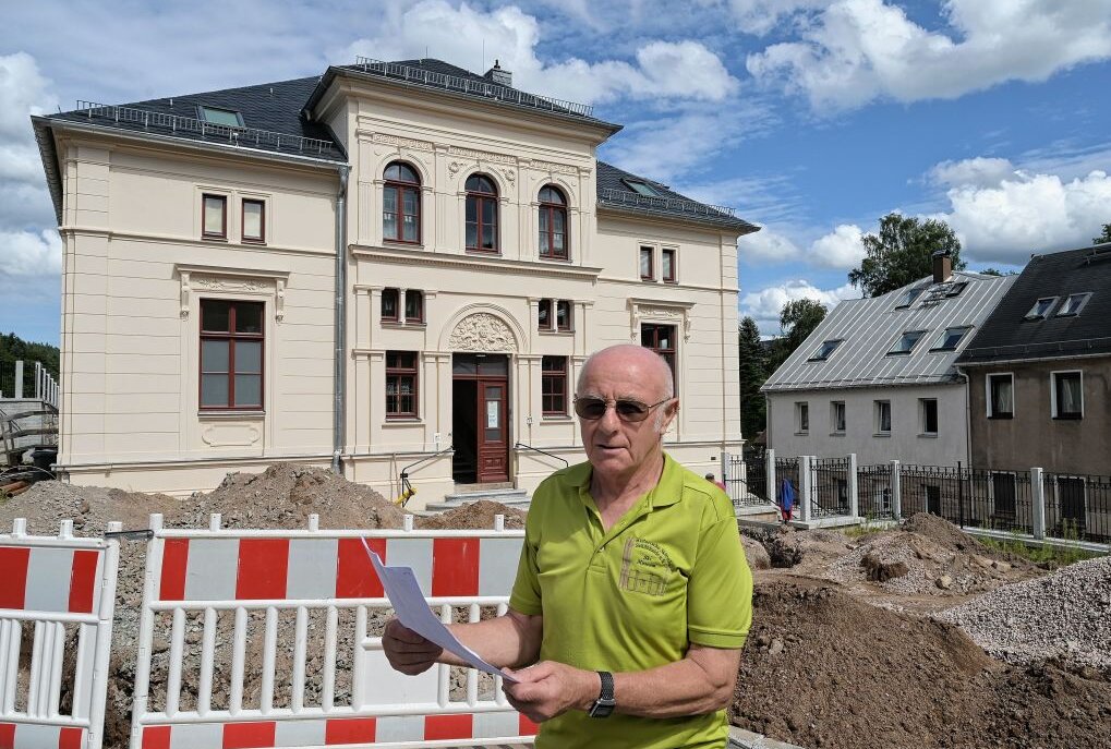 Gottfried Fuchs kritisiert, dass es bei der Gestaltung des Außengeländes der Oschatz-Villa keinen Bezug zur Historischen Skitruhe gibt, die im Gebäude untergebracht ist. Foto: Ralf Wendland
