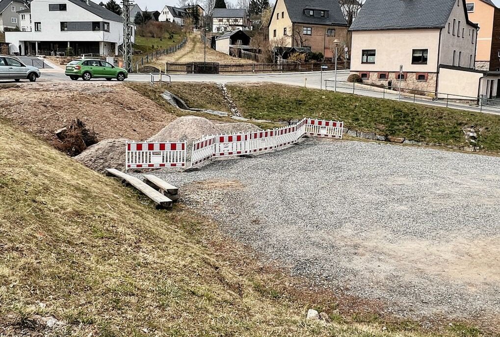 Die Arbeiten zur Umgestaltung des Dorfplatzes in Albernau sollten im April beginnen - doch es gibt eine Verzögerung. Foto: Ralf Wendland