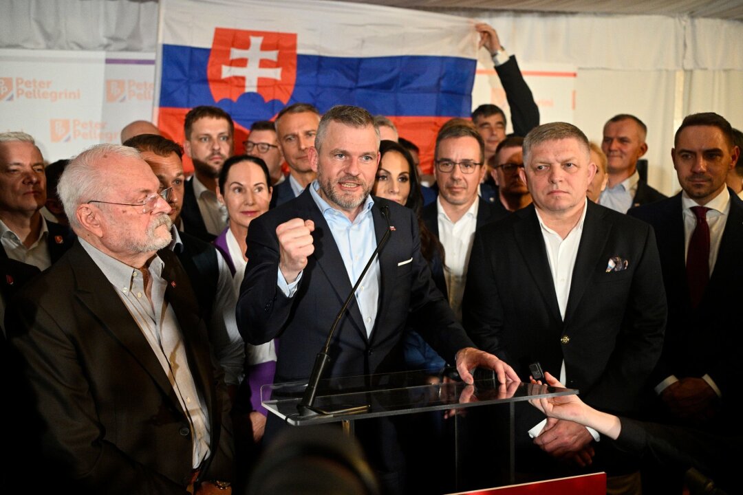 Neugewählter slowakischer Präsident will eher Ukraine-Kurs - Präsidentschaftskandidat Peter Pellegrini, Mitte, feiert nach der Stichwahl in der Slowakei. Laut Auszählungen gewinnt er noch in der Nacht die Kandidatur.