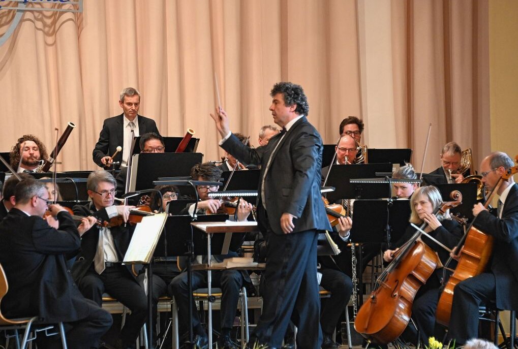 Beim Konzert der Vogtland Philharmonie Greiz-Reichenbach in Kirchberg stand das Orchester dieses Jahr unter der Leitung von Dorian Keilhack. Foto: Ramona Schwabe