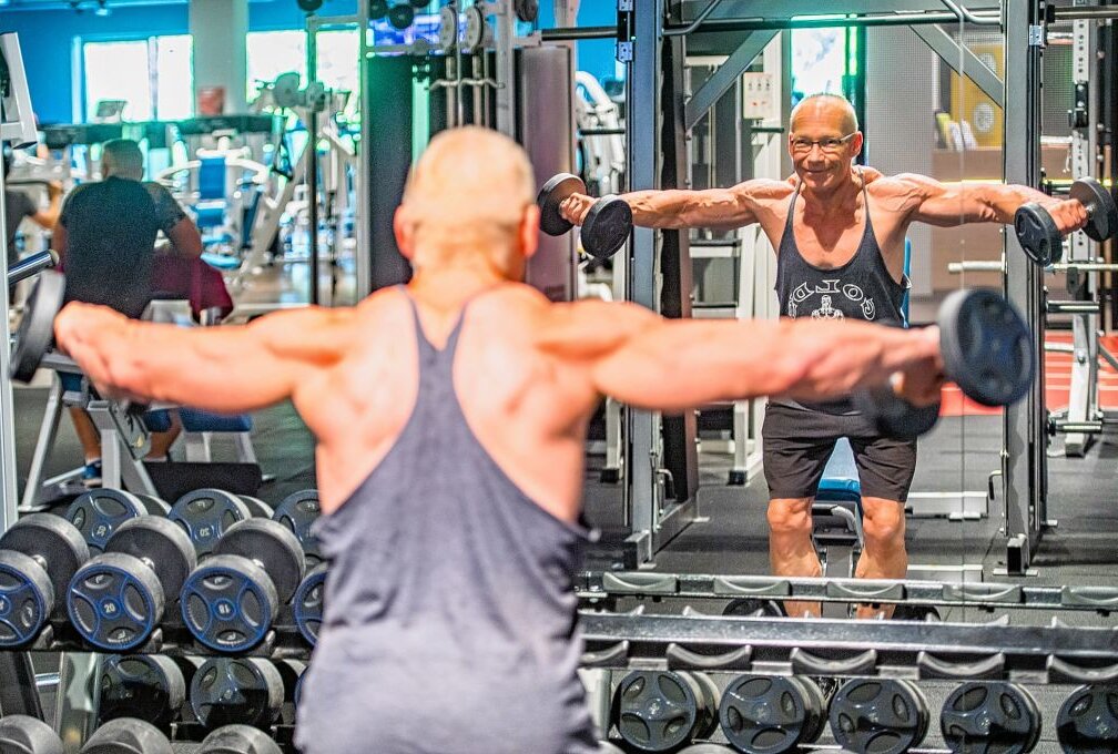 Neukirchen: Bodybuilder trainiert für Las Vegas - Bodybuilder Jens Berthold bei seinem Training im Chemnitzer Fitnessstudio Paramount im Vita Center.Foto: ERZ-Foto/Georg Ulrich Dostmann