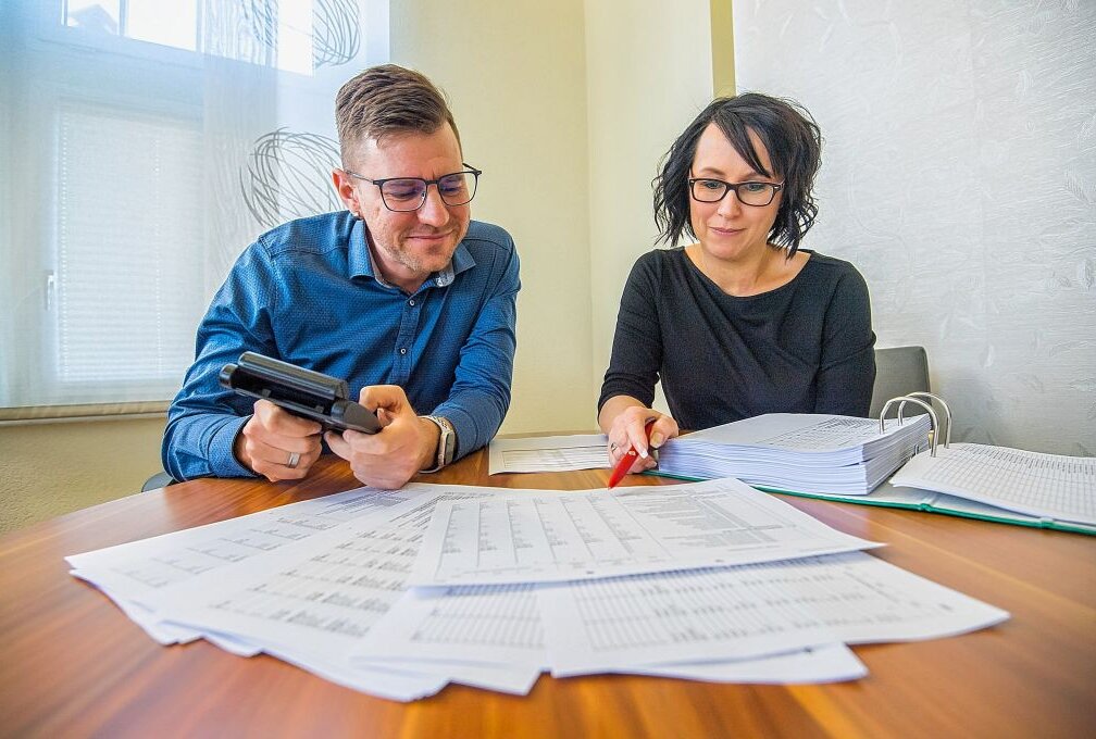 Bürgermeister Sascha Thamm und Kämmerin Sandy Thomanek (v.l.) bei der Planung des Haushalts in diesem Jahr. Foto: ERZ-Foto/Georg Ulrich Dostmann