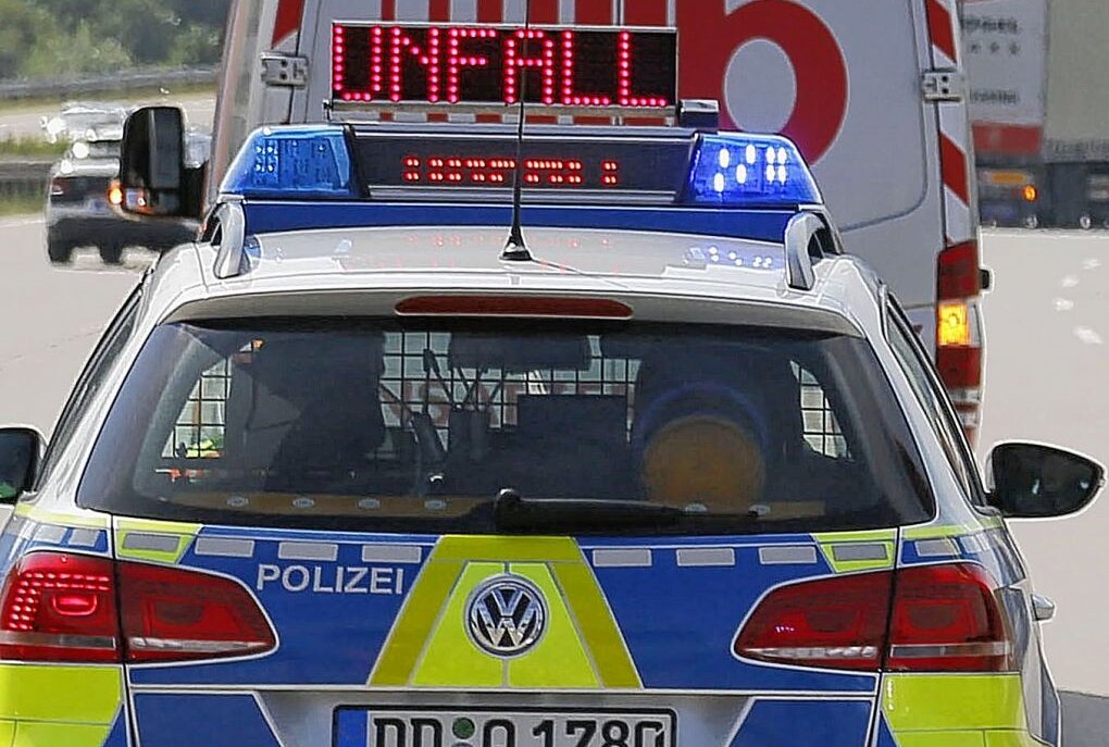 Neukirchen: Unfall mit erheblichem Sachschaden - Die Freiwillige Feuerwehr beseitigte auslaufende Betriebsmittel am Unfallort. Symbolbild: Harry Haertel