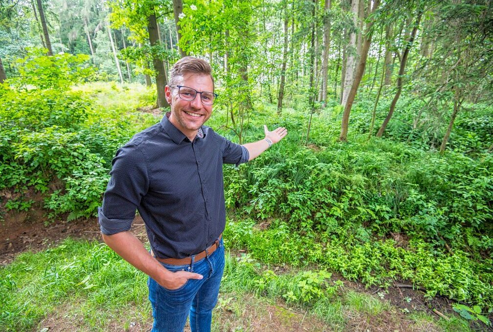 Neukirchen: Waldfriedhof stoppt Planungen für Windrad - Bürgermeister Sascha Thamm im Neukirchener Wald. Foto: Georg Dostmann 