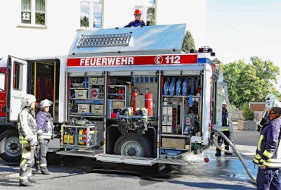 Neukirchens Feuerwehrleute mit neuem Einsatzfahrzeug - Die Neukirchener Feuerwehr übt an ihrem neuen Fahrzeug. Foto: Michel