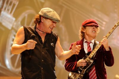 Neun Konzerte in Deutschland: AC/DC kündigen Europa-Tour an - Gute Neuigkeiten für Rockfans: AC/DC (hier: Sänger Brian Johnson, links, und Gitarrist Angus Young) werden im Sommer 2024 neun Konzerte in Deutschland geben.