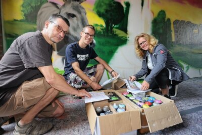 Neuntklässler verschönern Crimmitschau mit Graffiti - Lutz Hanzig (links) mit Künstler Robin Jahn und Jana Schilling. Foto: Mario Dudacy 