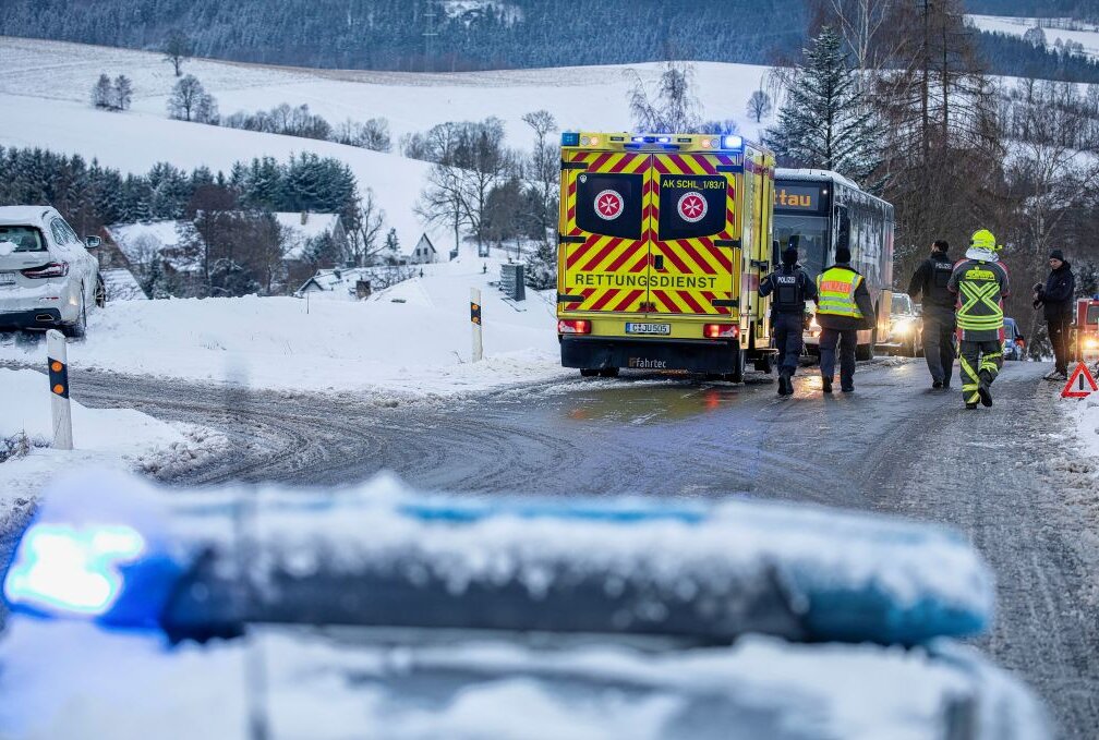 Neuschnee legt Berufsverkehr im Erzgebirge lahm - Neuschneefälle am Donnerstagmorgen im Erzgebirge. Unfälle auf der B101 durch die Wetterlage. Bildrechte: Blaulicht und Stormchasing