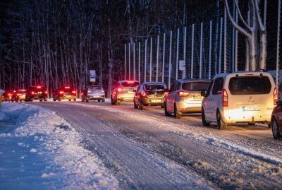 Neuschnee legt Berufsverkehr im Erzgebirge lahm - Neuschneefälle am Donnerstagmorgen im Erzgebirge. Unfälle auf der B101 durch die Wetterlage. Bildrechte: Blaulicht und Stormchasing
