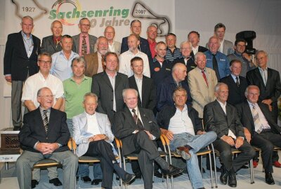 Neuseeländer mit gutem Ruf am Sachsenring - Anlässlich 80 Jahre Sachsenring gehörte John Hempleman (vordere Reihe links) 2007 zu den Ehrengästen. Foto: Thorsten Horn