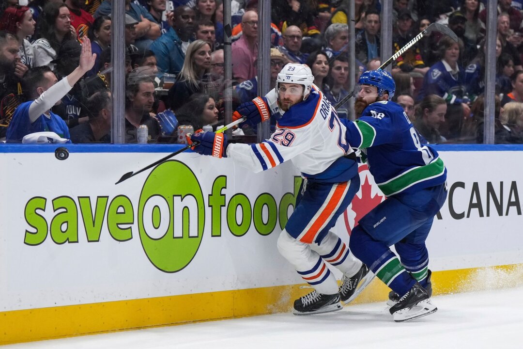 NHL: Draisaitl und Oilers droht Playoff-Aus - Edmontons Leon Draisaitl (l) im Zweikampf mit Ian Cole von den Vancouver Canucks.