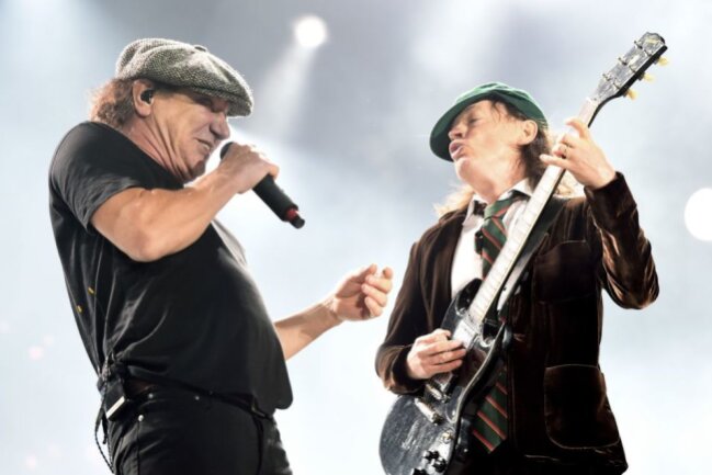 "Nicht fair": Brian Johnson will (oder darf) nicht über AC-/DC-Zukunft sprechen - Wird Brian Johnson (links, mit Angus Young) in Zukunft wieder mit AC/DC auf Tour gehen? Dazu wollte der Sänger in einem Radio-Interview nichts sagen.
