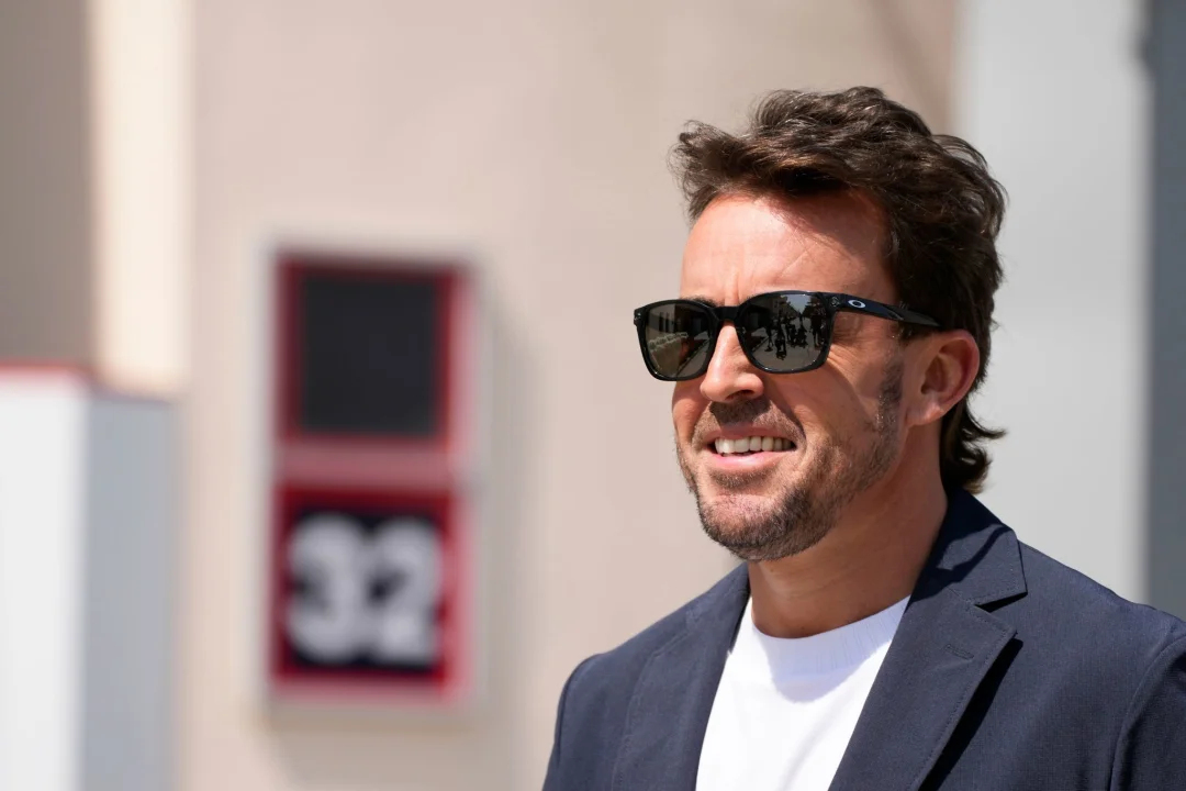 Nicht Mercedes oder Red Bull: Alonso bleibt bei Aston Martin - Bleibt bei Aston Martin: Fernando Alonso.