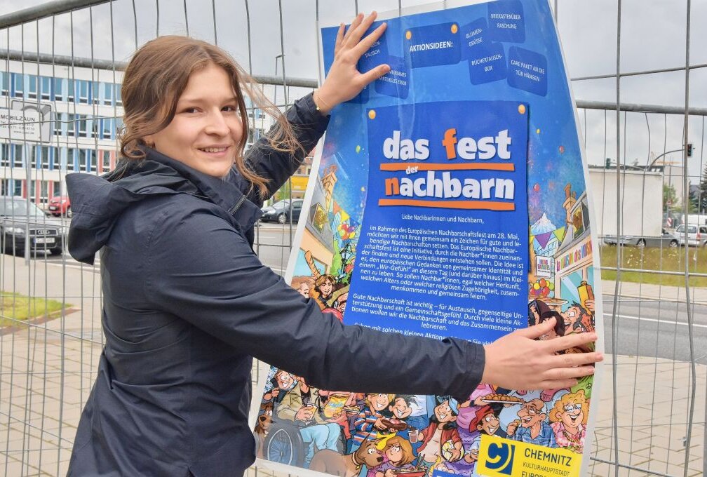 Nicht nur auf dem Chemnitzer Sonnenberg: Heute mit den Nachbarn feiern - Charlotte Wegener von der EU-Stelle bringt die ersten Plakate an die Straßengalerie an. Foto: Steffi Hofmann
