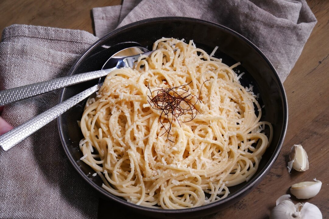Nicht nur für Pasta: Knoblauchöl selber machen - Die Limette bringt Säure, die Chili Schärfe - und das Knoblauchöl den extra Kick Aroma: Das Pasta-Rezept der "Mehr Genuss"-Blogger ist schnell nachgekocht.