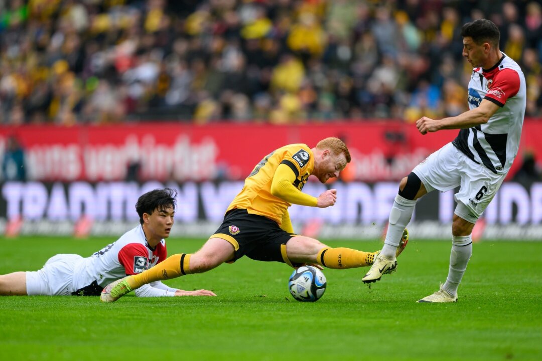Niederlage gegen Köln: Dynamo setzt Sieglos-Serie fort - Dynamos Paul Will (M) gegen Kölns Seok-ju Hong (l) und Stefano Russo.