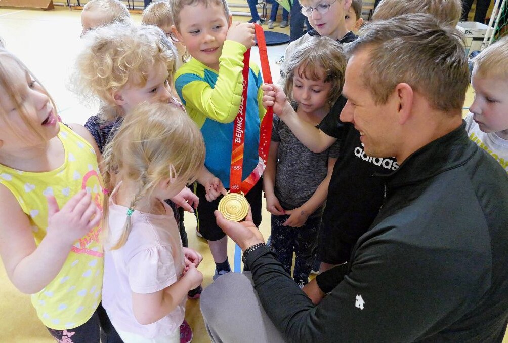 Die Goldmedaille von Olympiasieger Candy Bauer zu berühren, war für alle Kinder ein tolles Erlebnis. Foto: Andreas Bauer