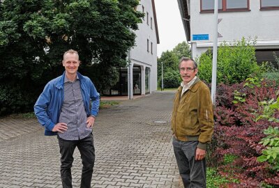 Niederlungwitz: Betreiber für einen Dorfladen gesucht - Thomas Kubbe (li.) und Uwe Wanitschka am Dorfanger in Niederlungwitz. Foto: Markus Pfeifer