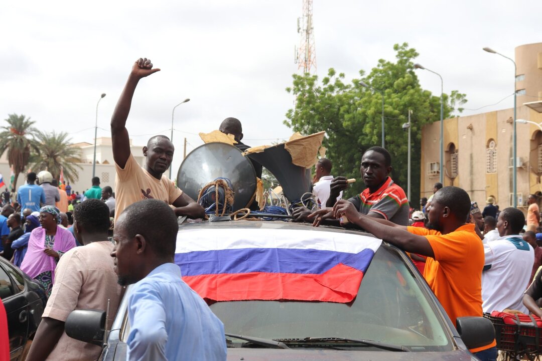 Niger erhält russisches Waffensystem und Militärpersonal - Demonstranten in Nigers Hauptstadt Niamey nach dem Militärputsch im vergangenen Sommer. Der Niger wendet sich wie zuvor seine Nachbarn Mali und Burkina Faso von den westlichen Partnern, insbesondere Ex-Kolonialmacht Frankreich, ab und Russland zu.