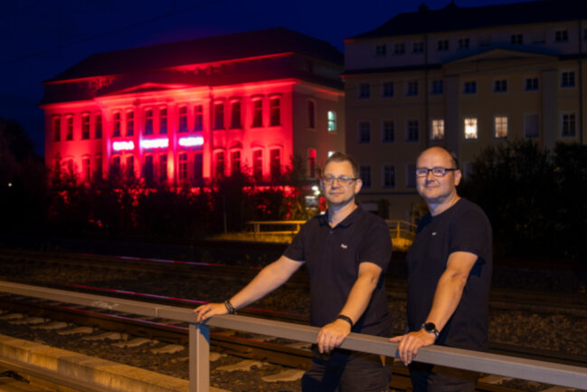 "Night of Light": Experten für Veranstaltungstechnik sind in Not - Peter Hentschel und Rayk Rottluff setzten am Textil- und Rennsportmuseum ein Zeichen. Foto: Markus Pfeiffer