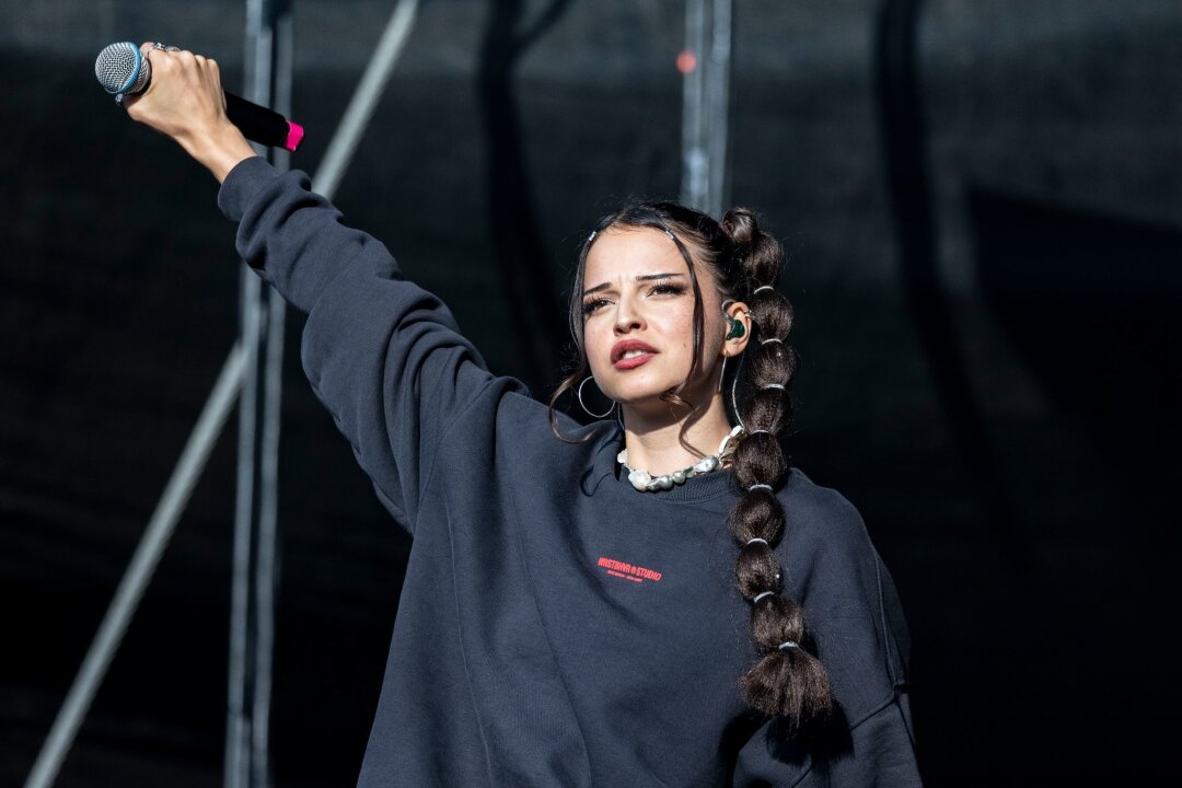 Nina Chuba mit neuer Single über sich selbst - Nina Chuba eroberte 2022 mit "Wildberry Lillet" die Spitze der deutschen Single-Charts.