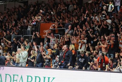 Niners siegen im Endspurt-Krimi gegen Baskets Oldenburg - Peggy Schellenberger