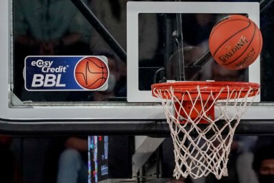 Niners von Corona erfasst: Spiel gegen Heidelberg abgesagt - Ein Ball fliegt auf den Korb zu, an dem ein Logo der Basketball-Bundesliga klebt.