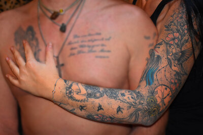 "No Paracetamol": Thalheimerin Susann (37) hat ein lebensrettendes Tattoo - Susann aus Thalheim hat liebt den Dot-Work-Tattoostil. 