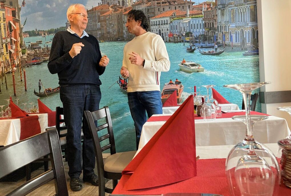 Noch ein Stückchen mehr Italien in Limbachs City - Vermieter Klaus Podack (li.) und Luigi Paparella besprechen im Restaurant, wie es im benachbarten Café weitergehen soll. Foto: Steffi Hofmann