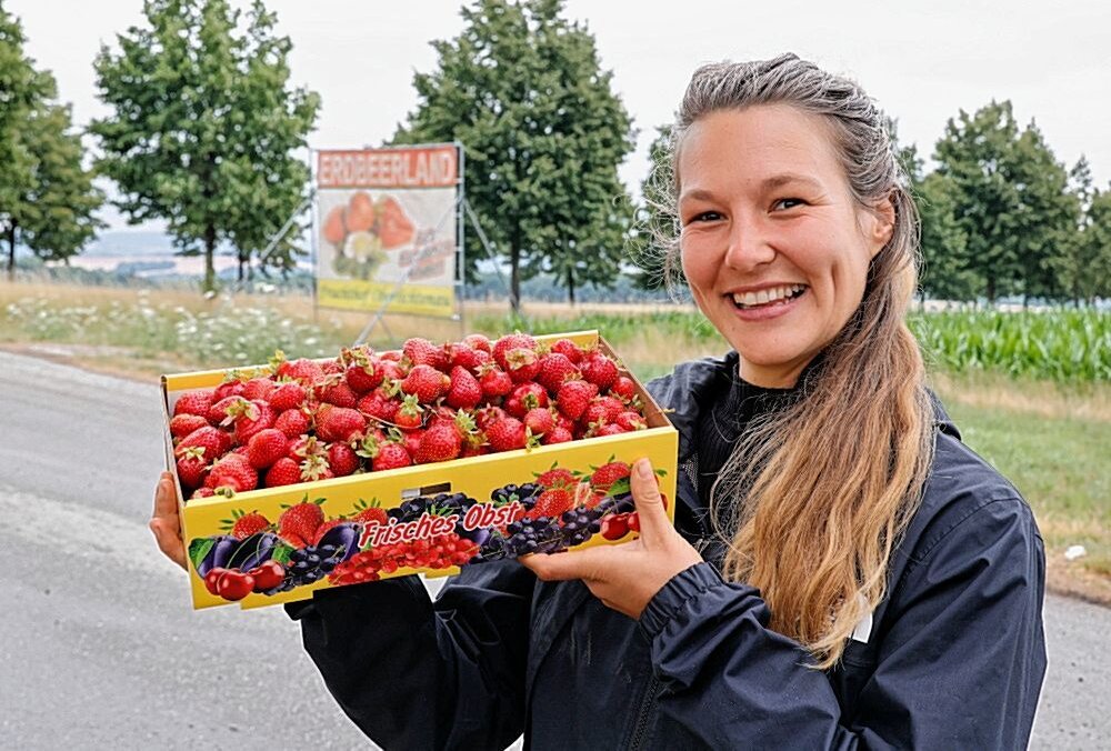 Noch immer Erdbeerzeit: Erdbeerland lädt zum Pflücken ein - Esmee Jiskoot freut sich auf jeden Pflücker und jede Pflückerin. Foto: Harry Härtel