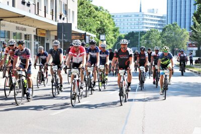 Noch mehr Sportveranstaltungen abgesagt - Auflage des Rad-Marathons vom 23. Juni letzten Jahres- hier beim Start in Chemnitz. Foto: Knut Berger