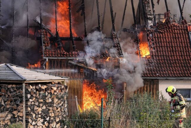 Gestern Abend brannte nahe Nossen ein Wohnhaus komplett ab. Foto: Roland Halkasch