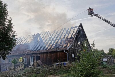 Nossen: Wohnhaus steht lichterloh in Flammen - Gestern Abend brannte nahe Nossen ein Wohnhaus komplett ab. Foto: Roland Halkasch