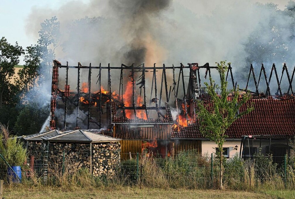 Nossen: Wohnhaus steht lichterloh in Flammen - Gestern Abend brannte nahe Nossen ein Wohnhaus komplett ab. Foto: Roland Halkasch