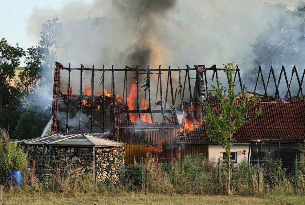 Gestern Abend brannte nahe Nossen ein Wohnhaus komplett ab. Foto: Roland Halkasch