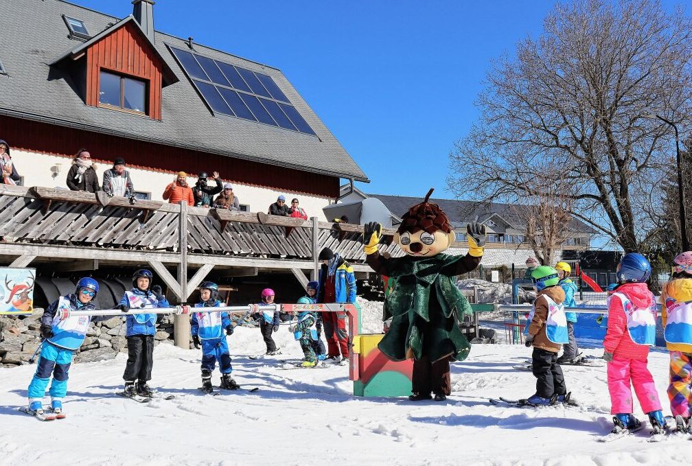 Nostalgie-Skirennen: Winterspaß in Oberwiesenthal - Das Schneefestival für Kinder fand am vergangenen Wochenende statt. Foto: Ilka Ruck