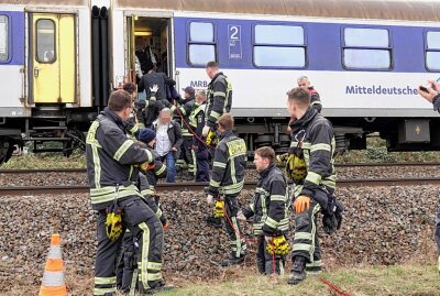 Notarzteinsatz: Bahnbeeinträchtigungen zwischen Chemnitz und Leipzig - Großer Einsatz an der Bahn in Wittgensdorf. Foto: Harry Härtel